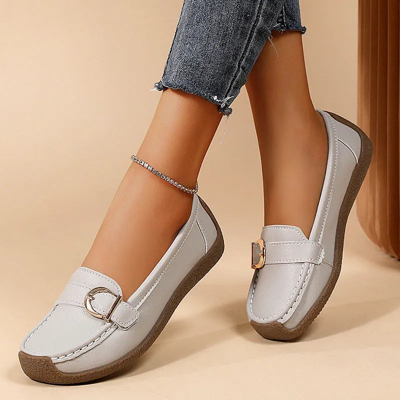 Women's casual flat loafers in artificial PU leather with a rounded toe and beef tendon sole.