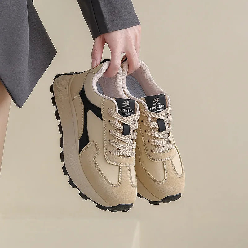 Women's solid-colour platform sneakers with mesh upper and flat rubber sole.