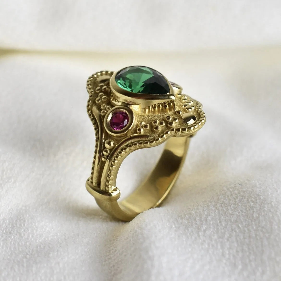 Geometric gold electroplated alloy women's ring in golden lvzuan colour with ins style design