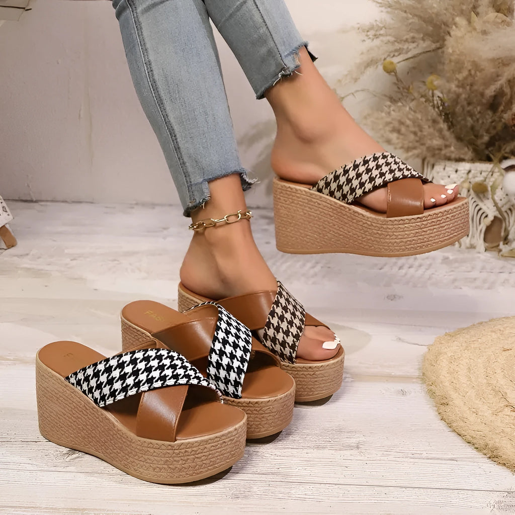 Women's wedge sandals with cross leopard plaid pattern and rubber sole