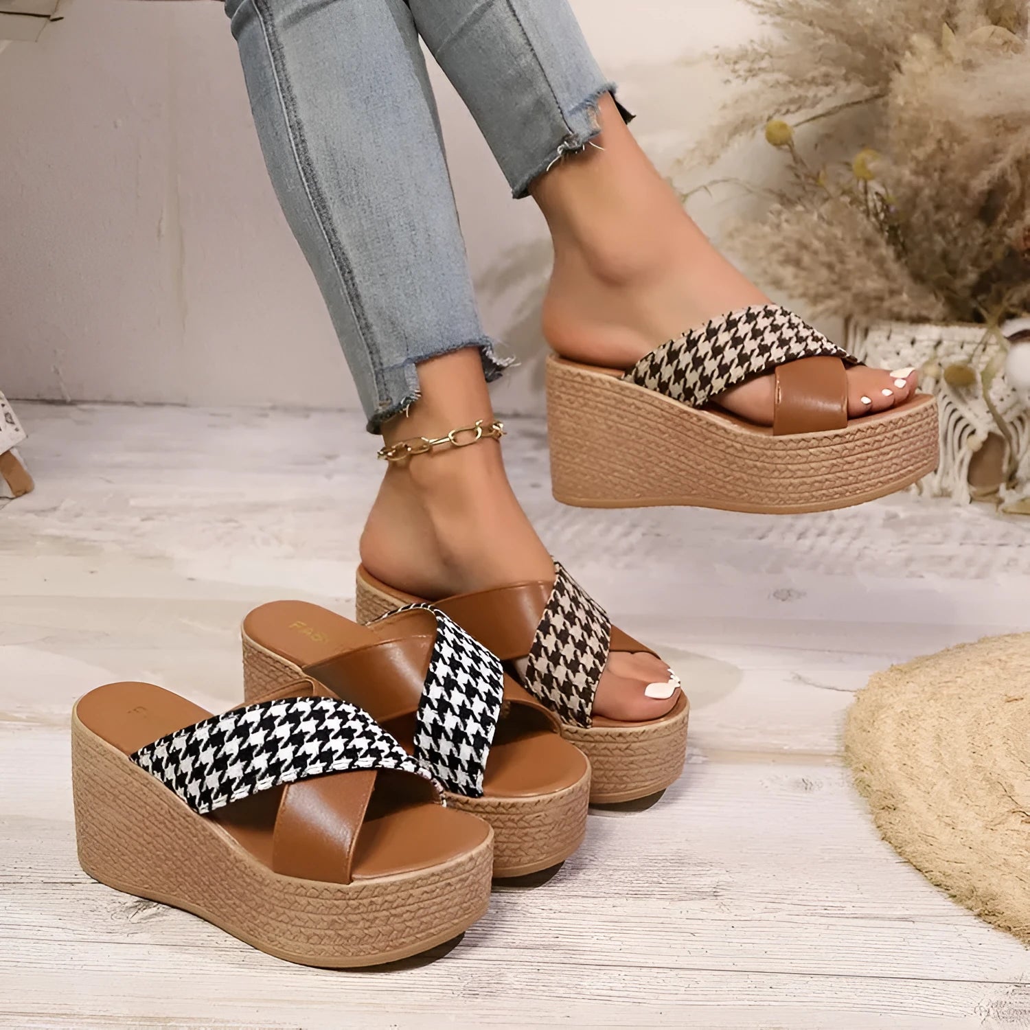 Women's wedge sandals with cross leopard plaid pattern and rubber sole