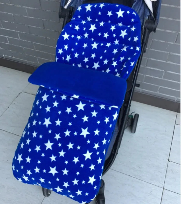 Envelope-style baby stroller sleeping bag in a plain colour with thick cotton wool filling and lamb cashmere lining.