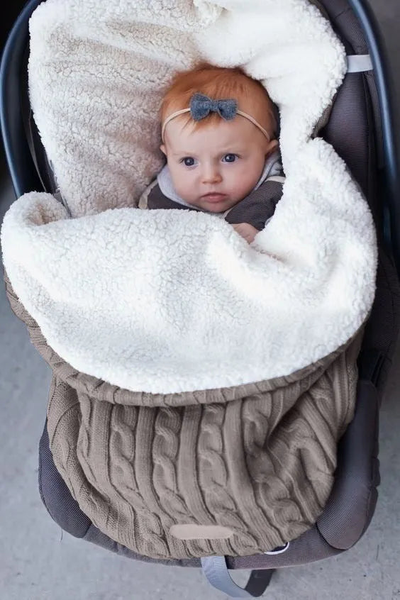 Envelope-style baby stroller sleeping bag in a plain colour with thick cotton wool filling and lamb cashmere lining.