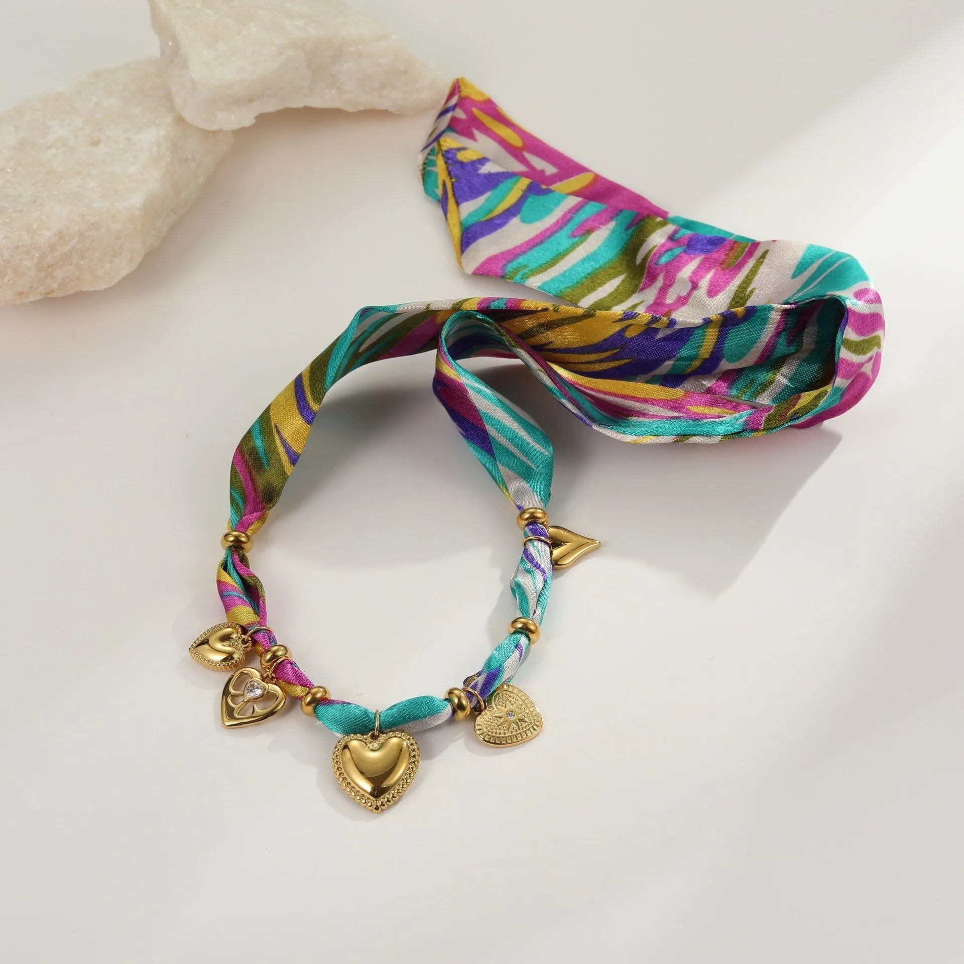 Women's stainless steel jewellery set with geometric pendant and gold plating