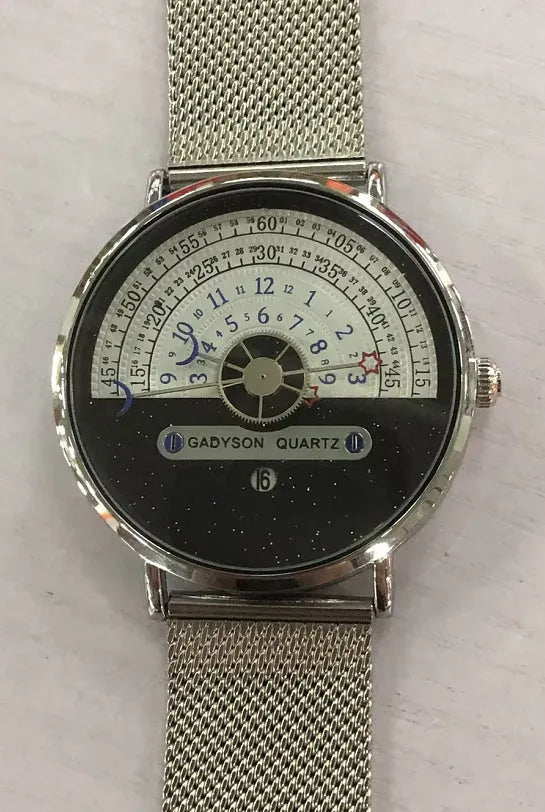 Men's gold and silver sports quartz wristwatch with 40mm dial and water resistance