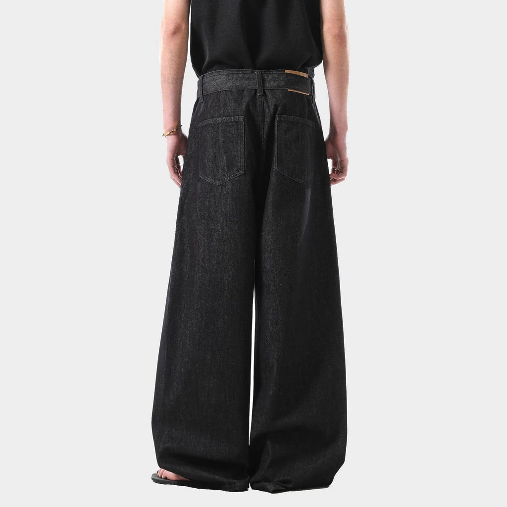 Black high-waist straight leg women's jeans with a zip fly, shown in American retro style.