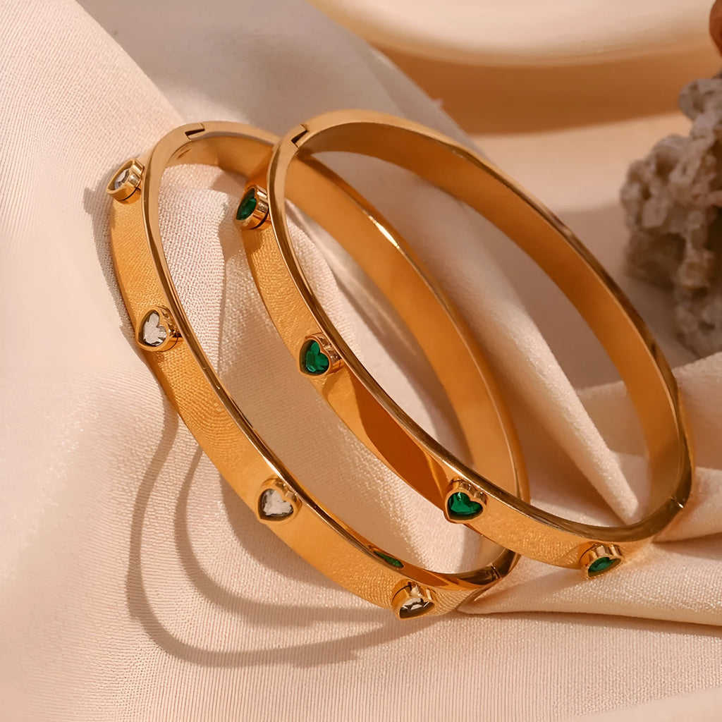 Golden stainless steel bracelet with a small micro-inlaid peach heart pendant.