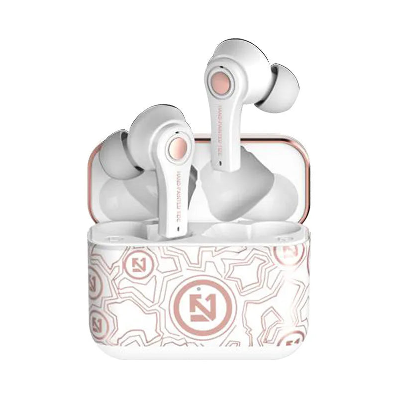 Wireless Bluetooth headset in black or white with over-ear design and Everblue 5.0 logo.
