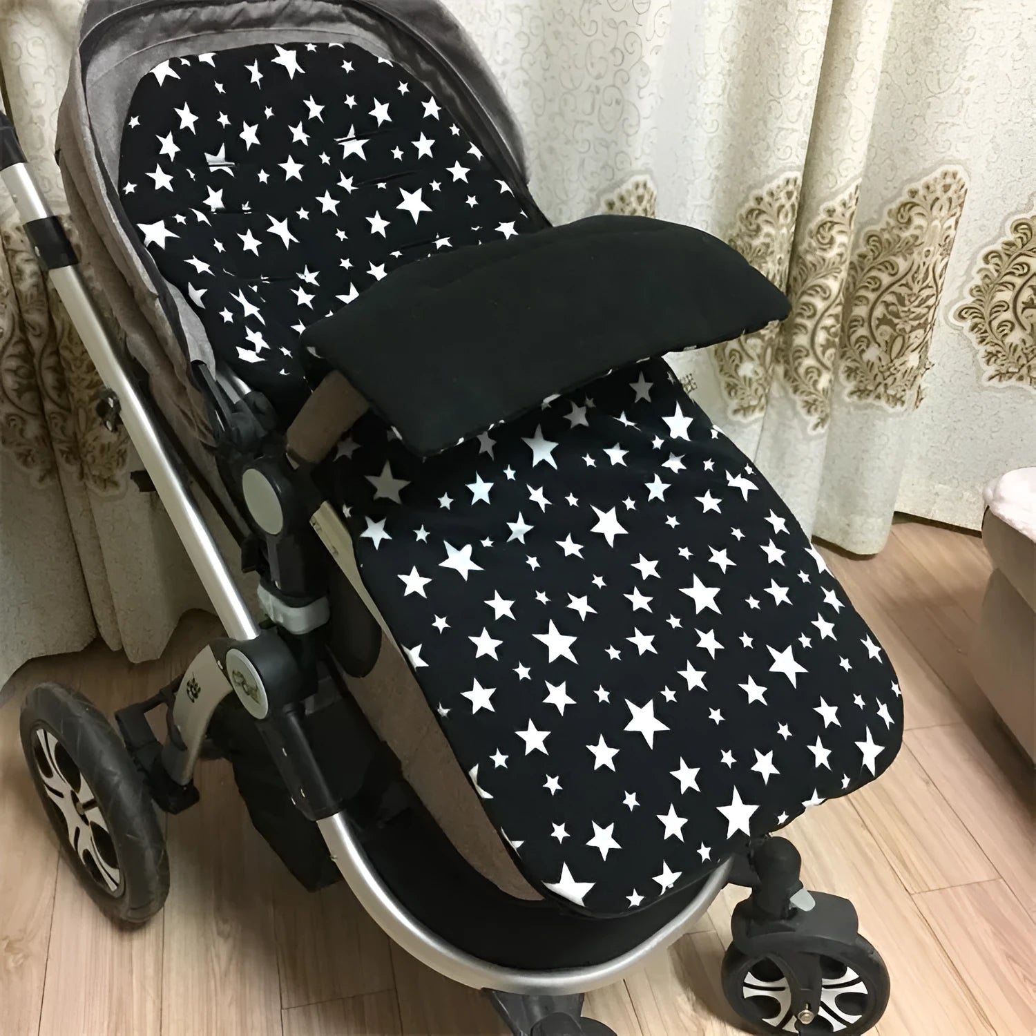 Envelope-style baby stroller sleeping bag in a plain colour with thick cotton wool filling and lamb cashmere lining.