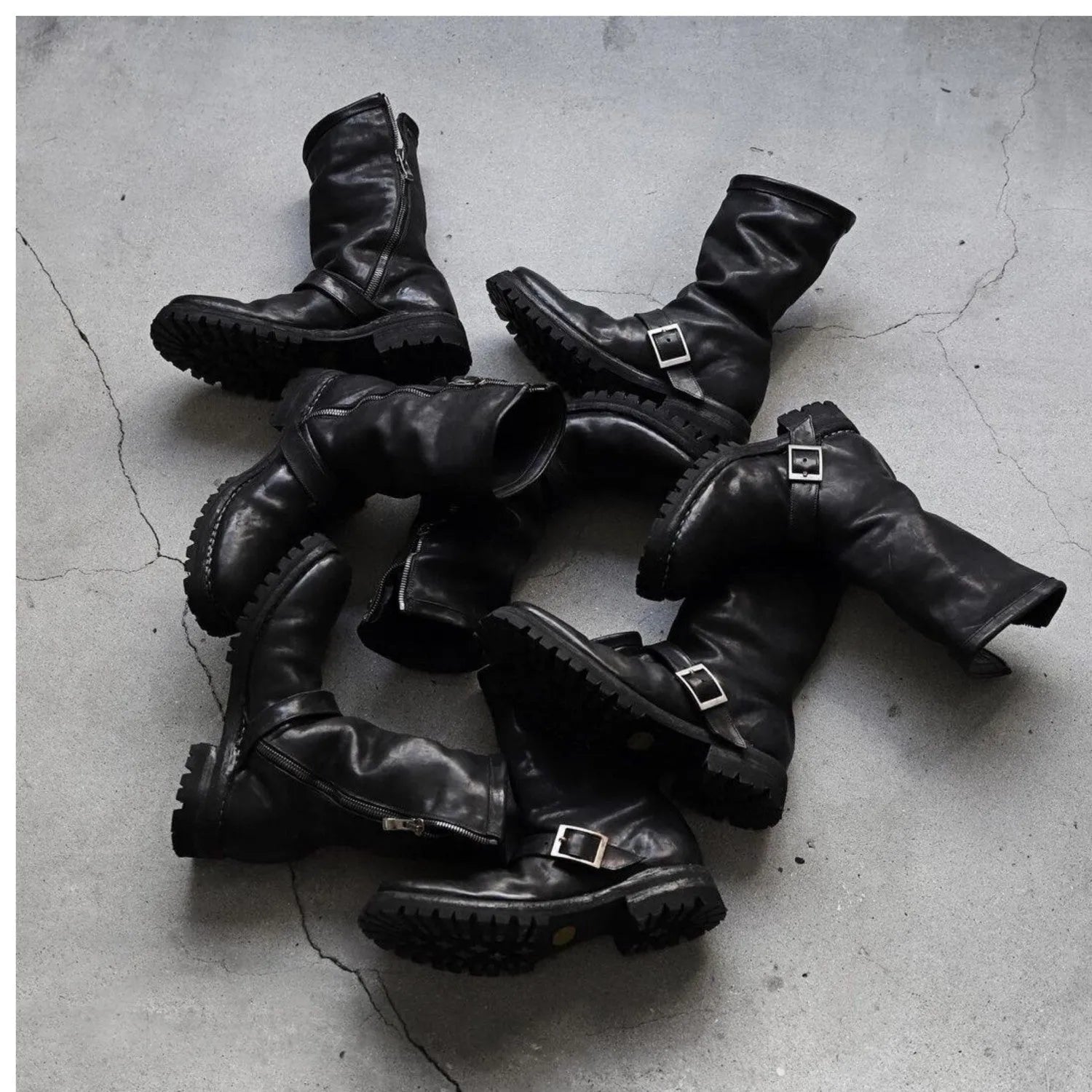 Men's dark retro Martin boots with zipper closure in black and leather black colours