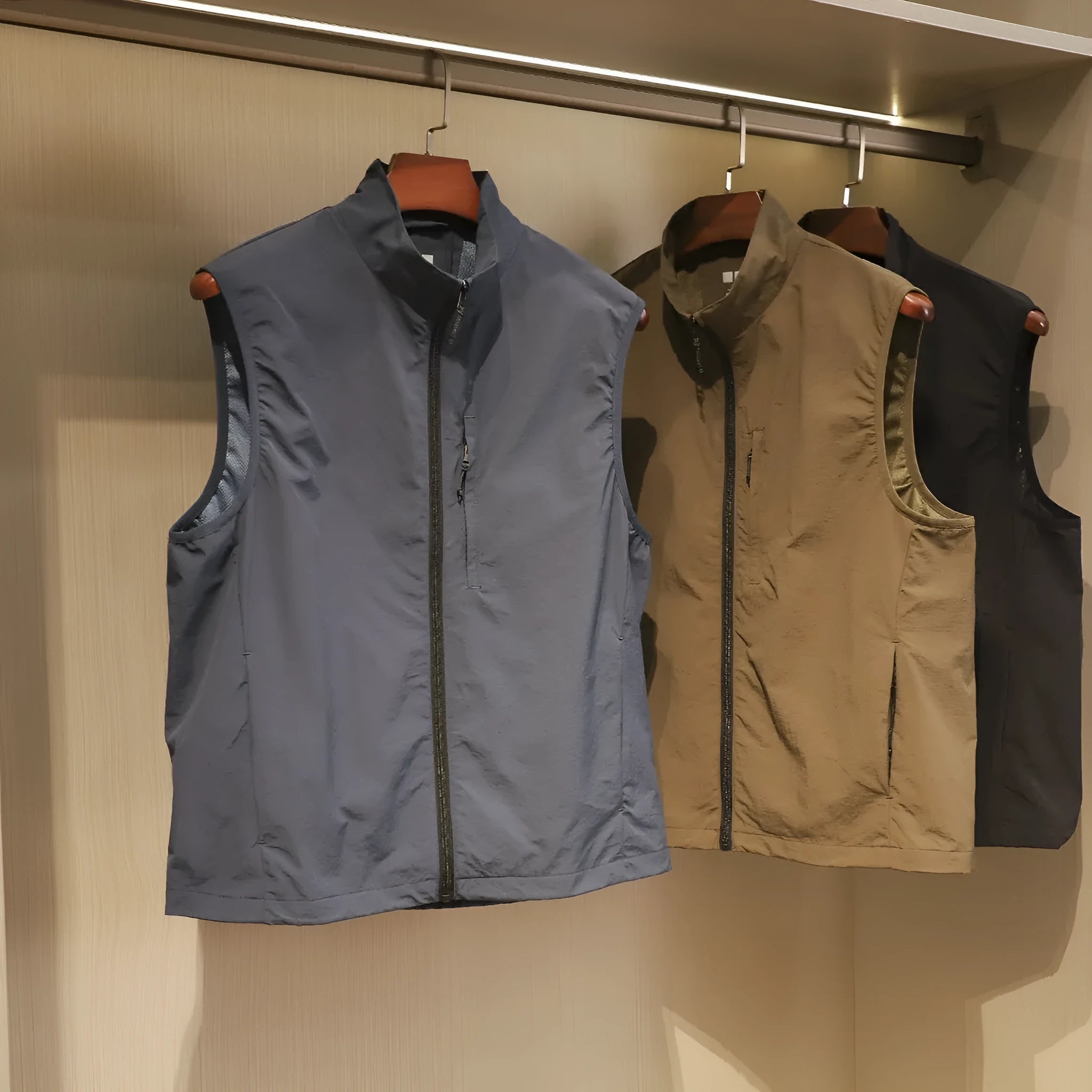 Retro men's quick-drying nylon vest with side seam pockets in straight cut cardigan style