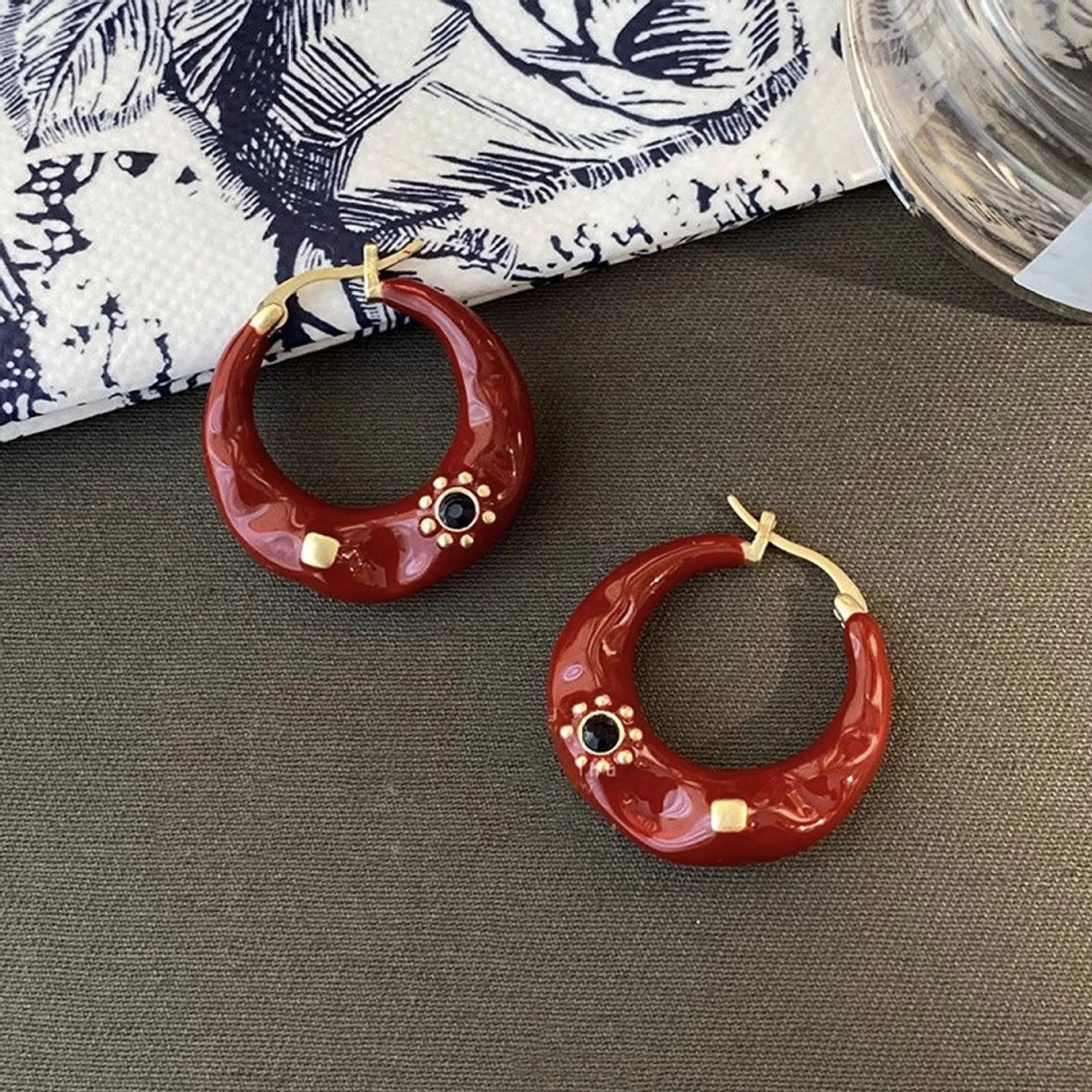 Hong Kong style retro alloy ear studs with dripping oil finish and rhinestone inlays in black and red