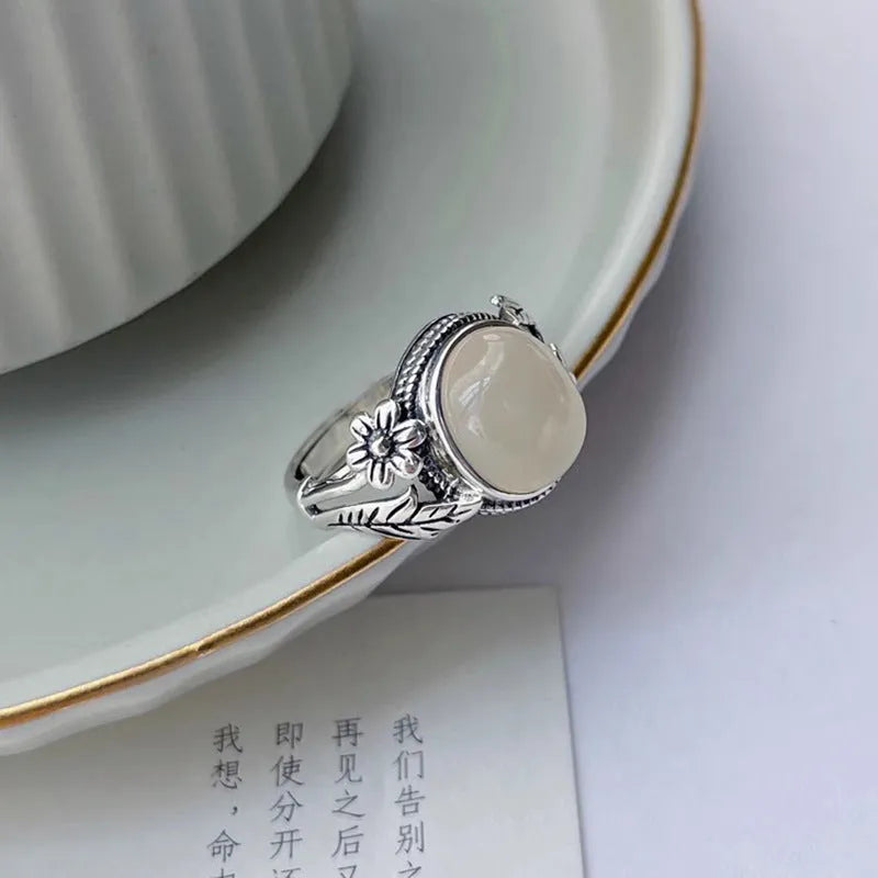 Copper vintage ring with adjustable opening and U-shaped design in white chalcedony colour