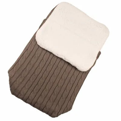 Envelope-style baby stroller sleeping bag in a plain colour with thick cotton wool filling and lamb cashmere lining.