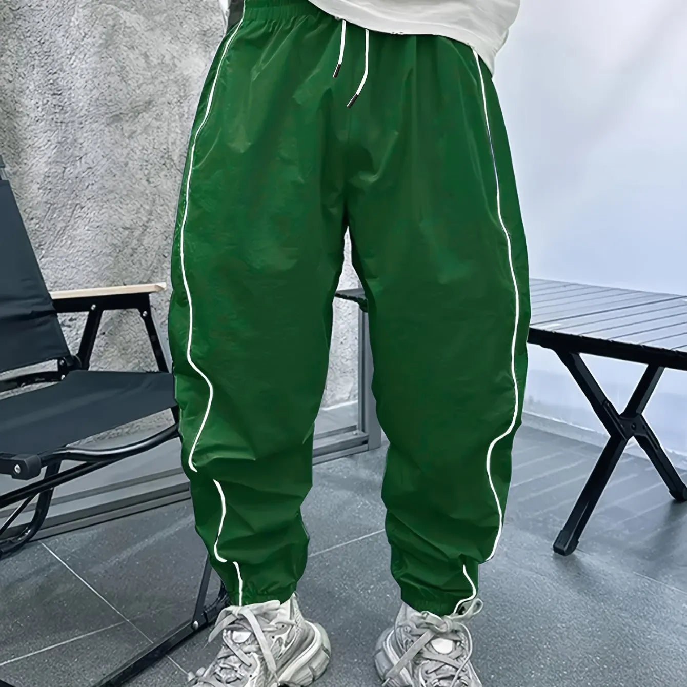 Men's loose fit casual trousers in cropped length with elastic bamboo fibre material