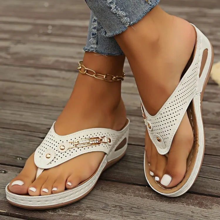 Retro-style women's flip-flop sandals in light brown with a herringbone-patterned strap.