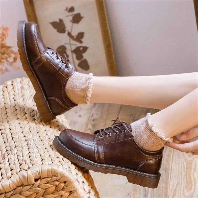 Women's retro Mary Jane shoes in preppy college style with square heel and front lace-up design