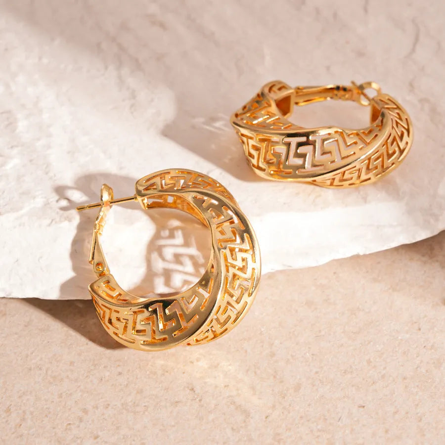 Women's geometric hollow stud earrings with twisted round design in silver or gold electroplated copper