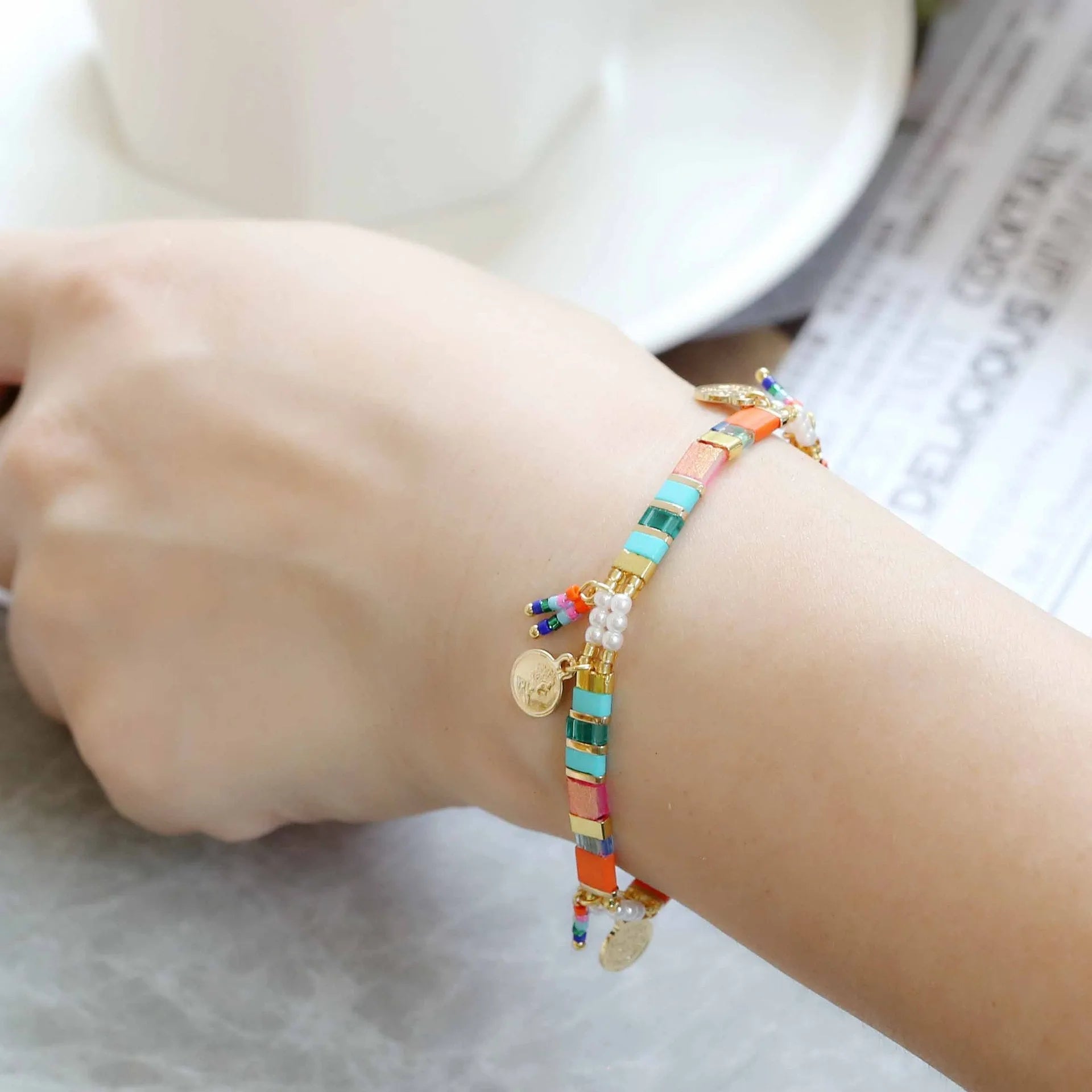 Women's handmade glass beaded bracelet with imitation pearls in European and American style
