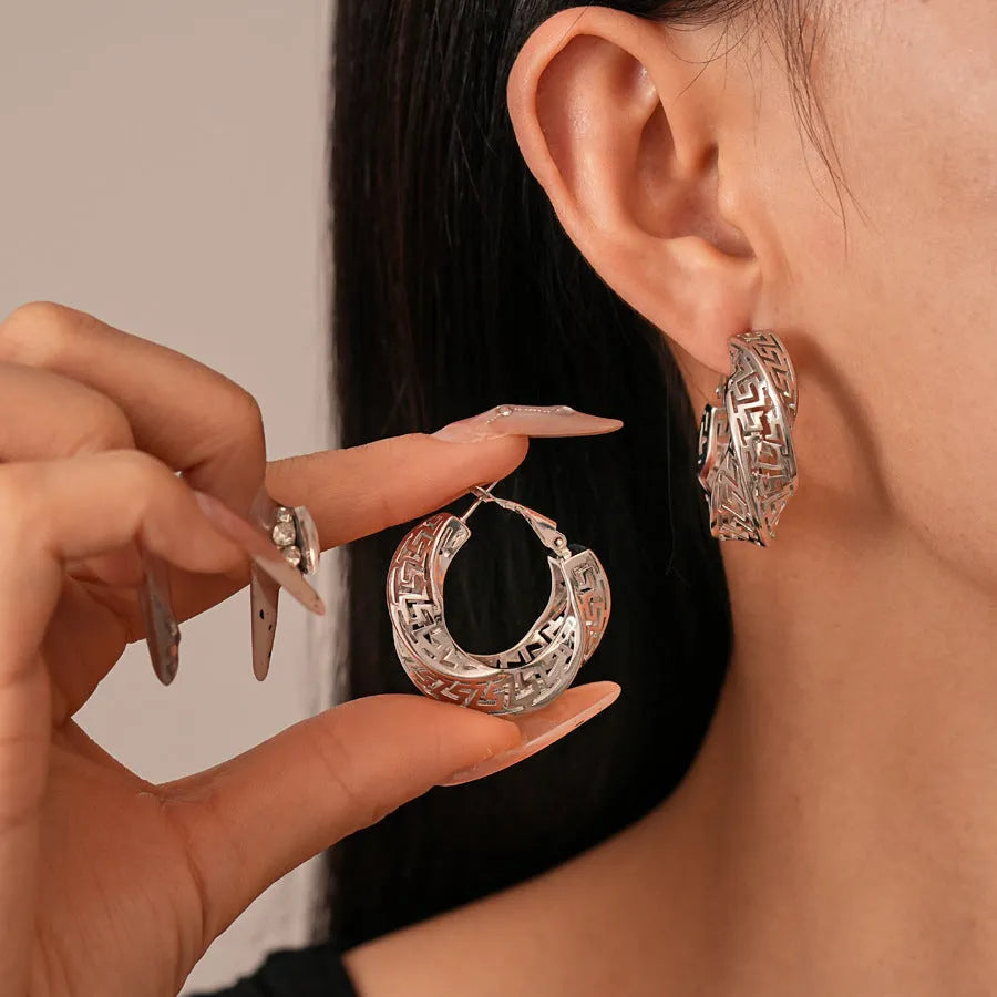 Women's geometric hollow stud earrings with twisted round design in silver or gold electroplated copper