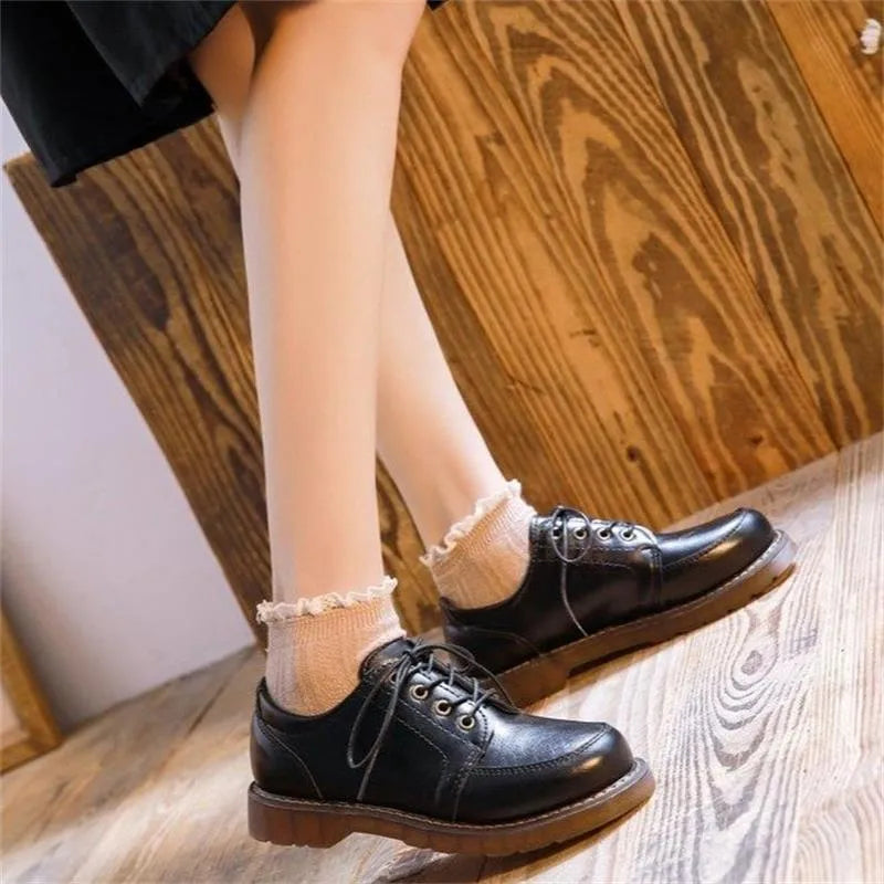 Women's retro Mary Jane shoes in preppy college style with square heel and front lace-up design