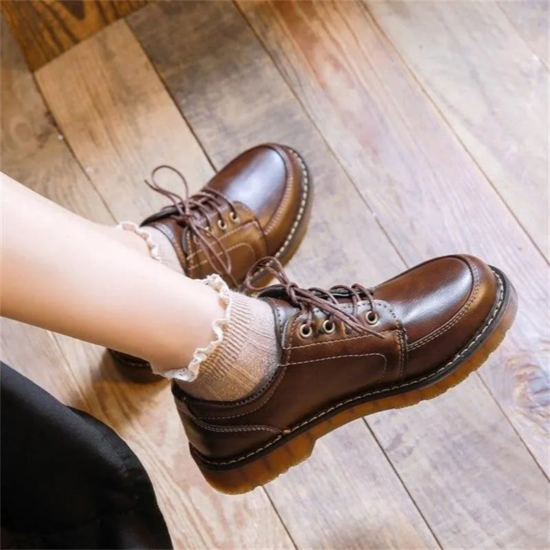 Women's retro Mary Jane shoes in preppy college style with square heel and front lace-up design