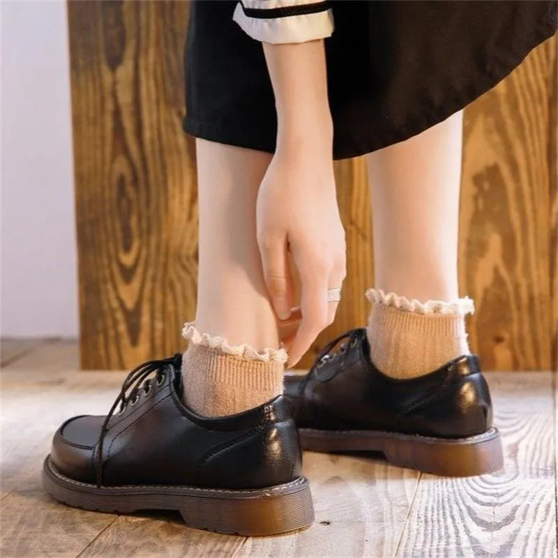 Women's retro Mary Jane shoes in preppy college style with square heel and front lace-up design