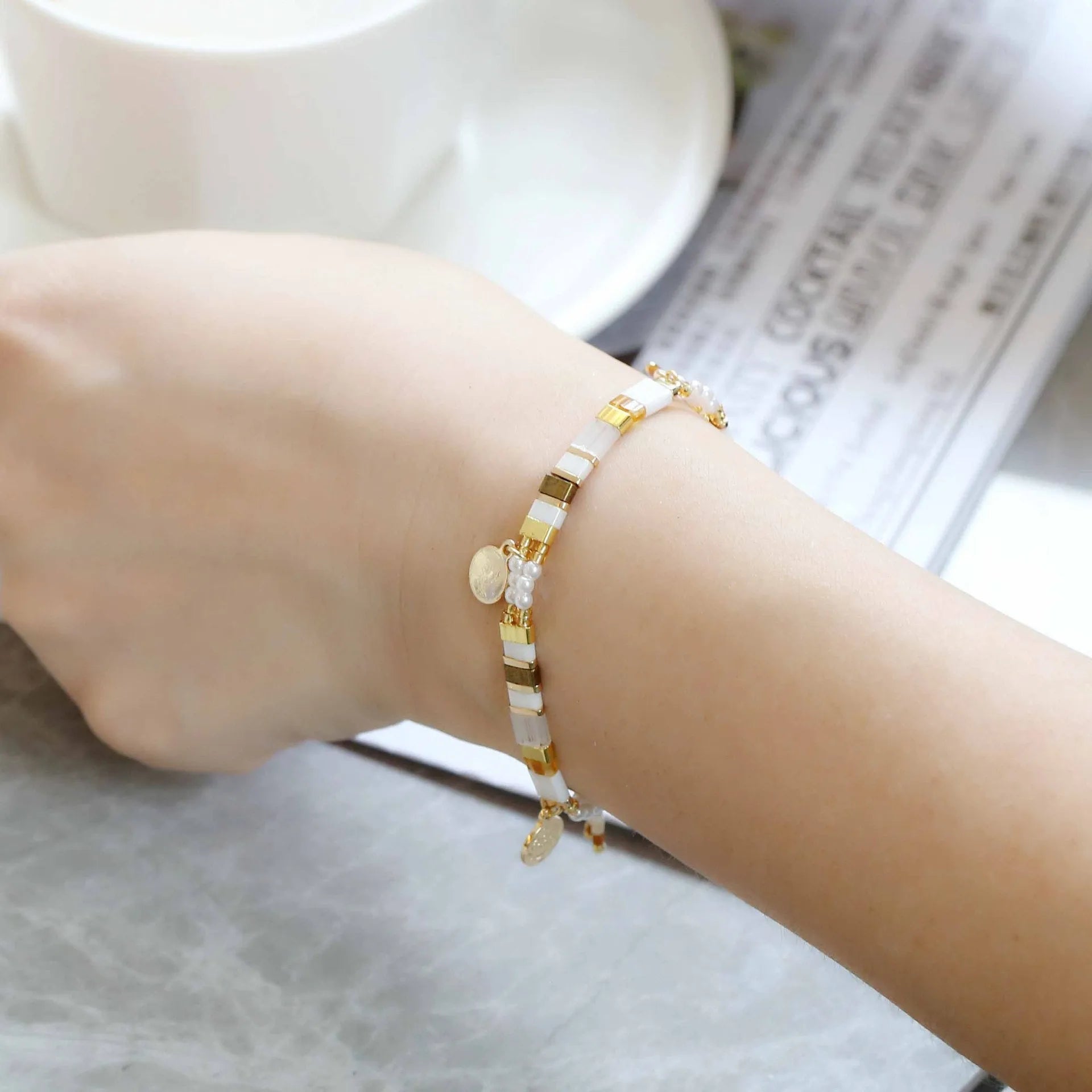 Women's handmade glass beaded bracelet with imitation pearls in European and American style