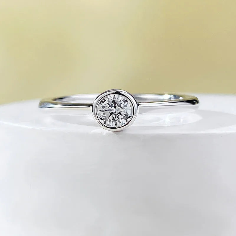 Minimalist women's silver ring with crown shape and line engraving in electroplated gold or platinum finish