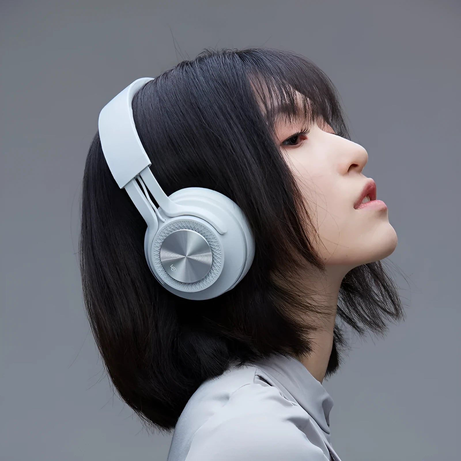 Sports wireless Bluetooth headset in black, green, grey, or red colours with 18-hour battery