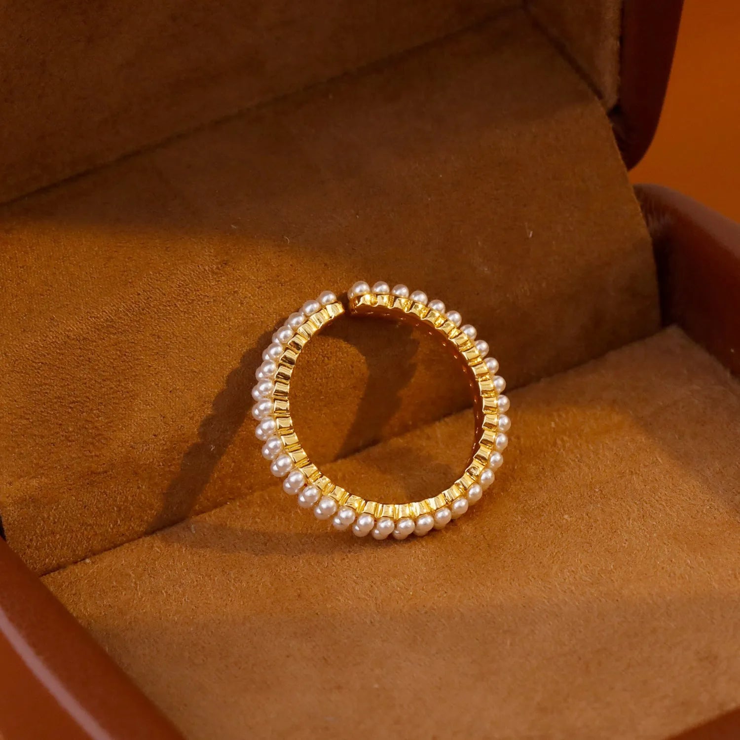 Gold open-mouth women's ring with geometric round shape and electroplated copper construction