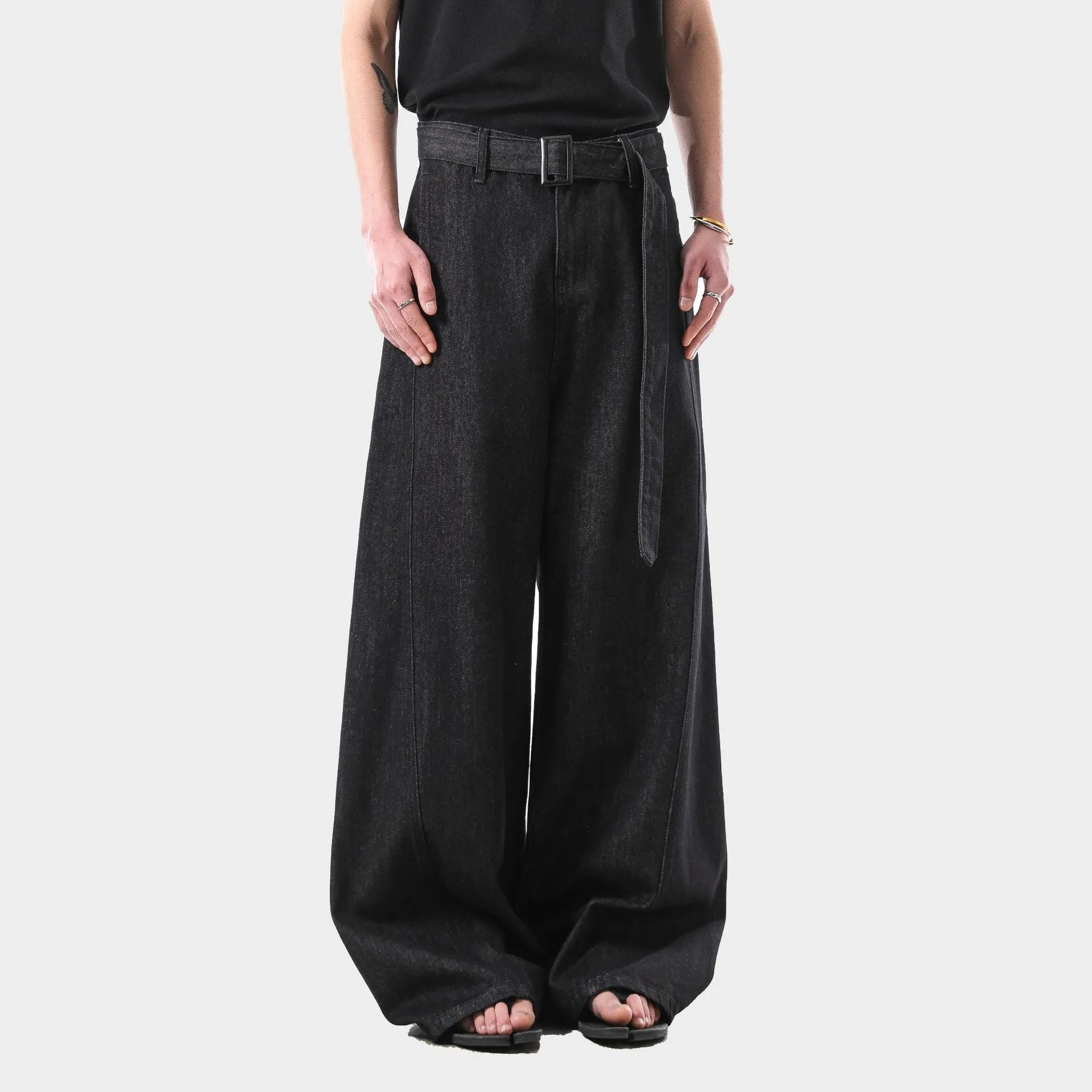 Black high-waist straight leg women's jeans with a zip fly, shown in American retro style.