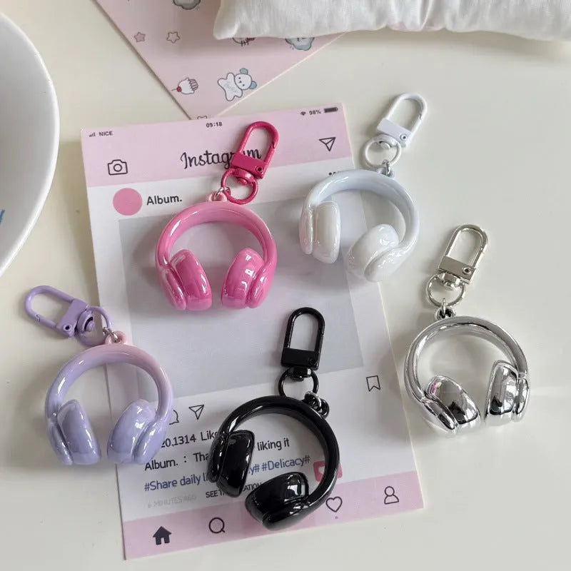 Small earphone pendant keychain with baking varnish finish in five colours silver black pink purple white