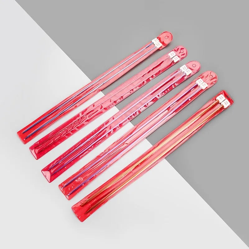 Set of aluminium crochet hooks in 14 sizes from 2.0mm to 10.0mm with protective end caps