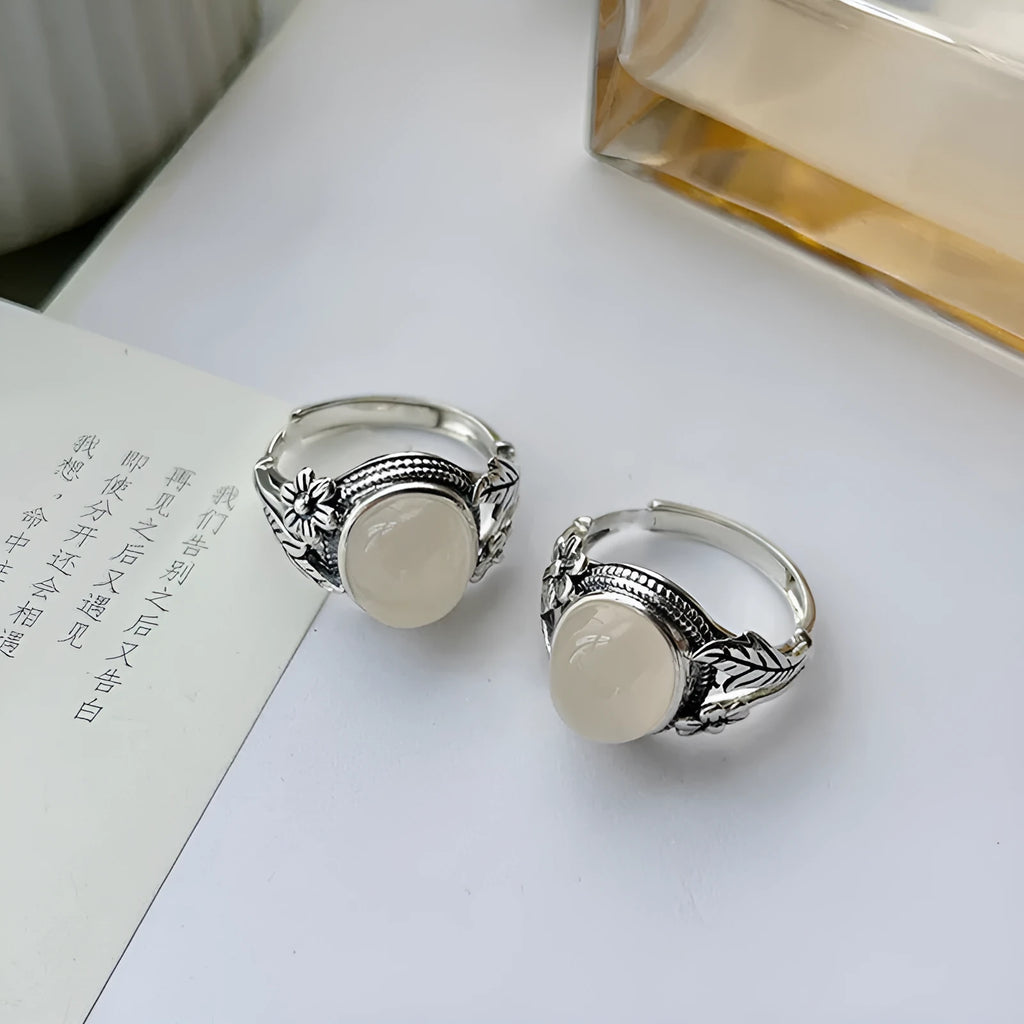 Copper vintage ring with adjustable opening and U-shaped design in white chalcedony colour
