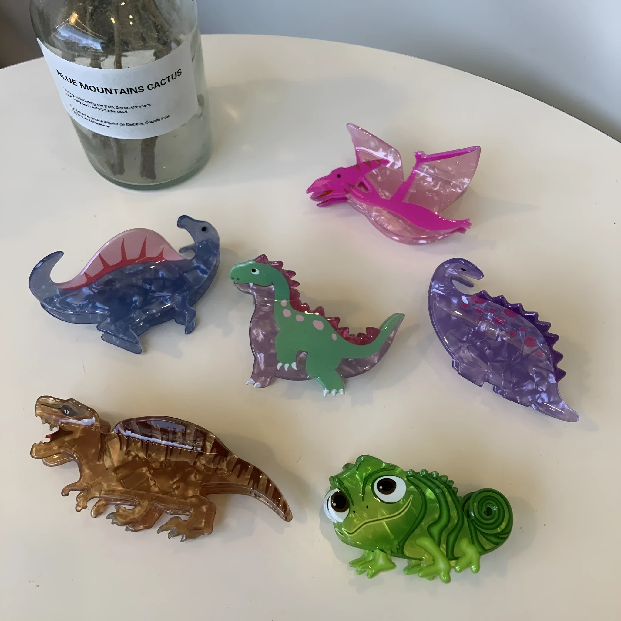 Acrylic dinosaur jaw clip hairpin in blue, brown, green, pink and purple colours with manual grip style