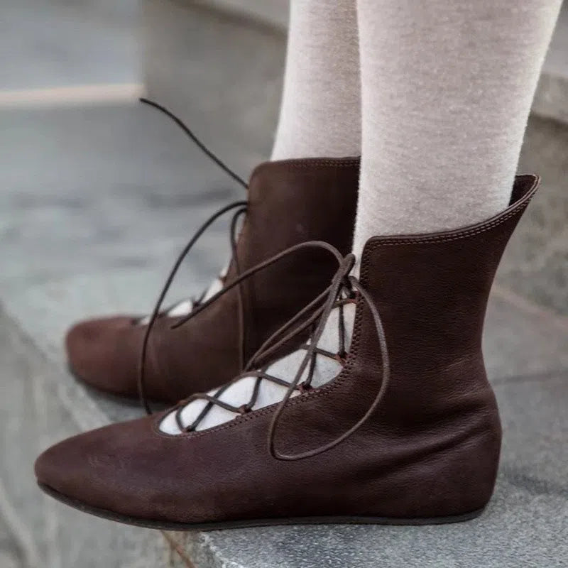 Women's low-cut leather-look boots with straps, chunky high heel, round toe, black synthetic leather upper