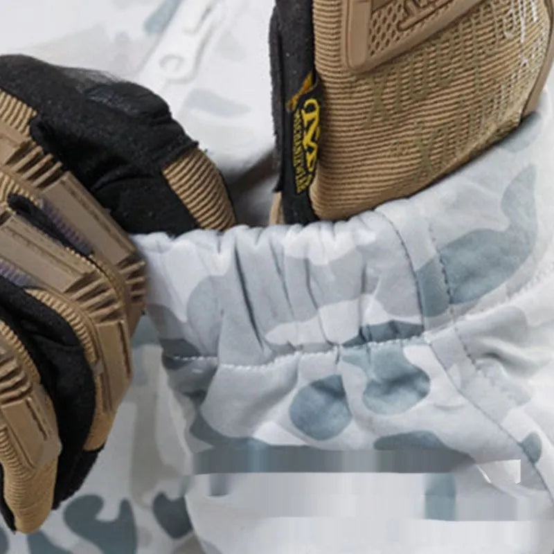 Men's camouflage combat-style fleece coat for outdoor mountain climbing.