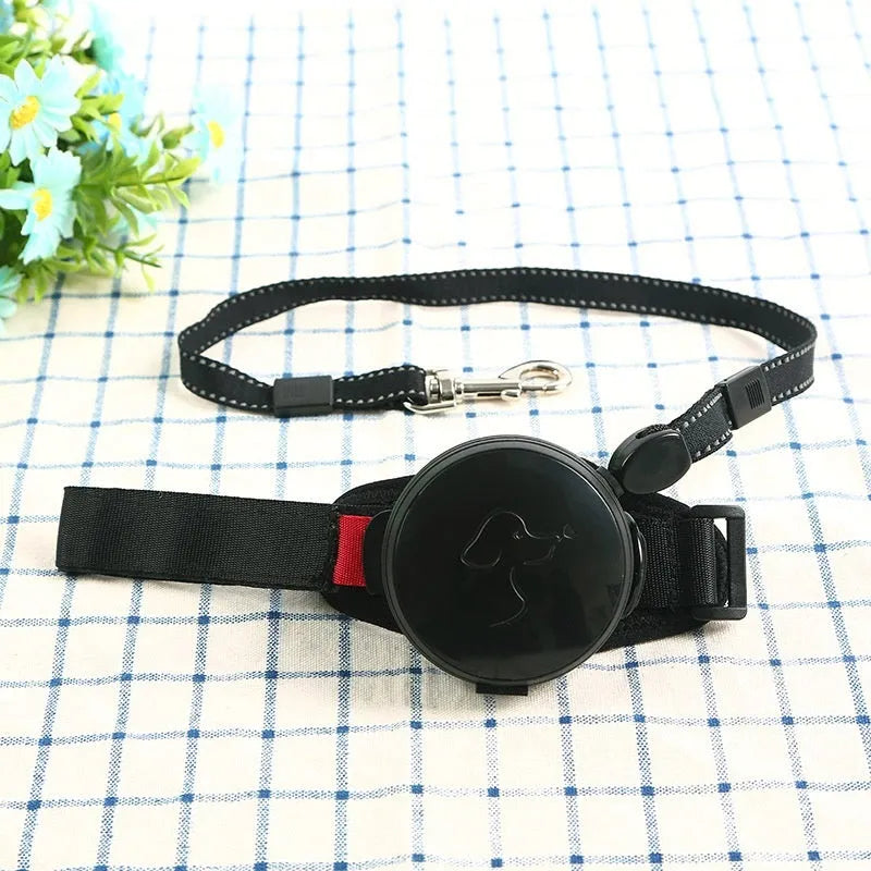 Automatic retractable pet leash extended to 3 metres with nylon rope and hands-free handle