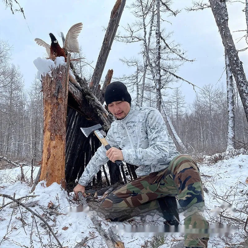 Men's camouflage combat-style fleece coat for outdoor mountain climbing.