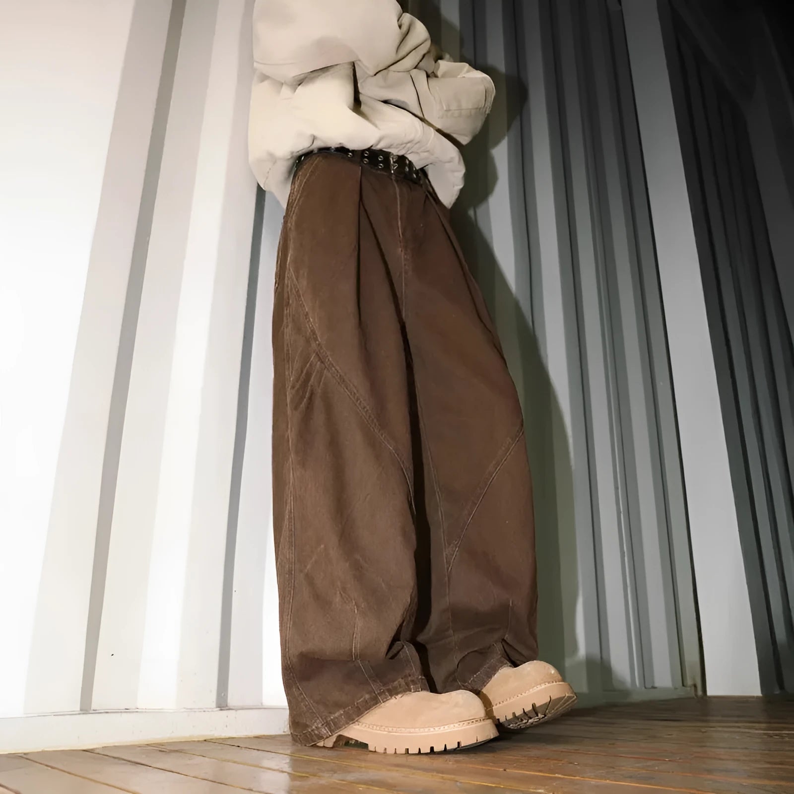 Men's straight-leg trousers with pleated front and striped pattern in cotton-polyester blend