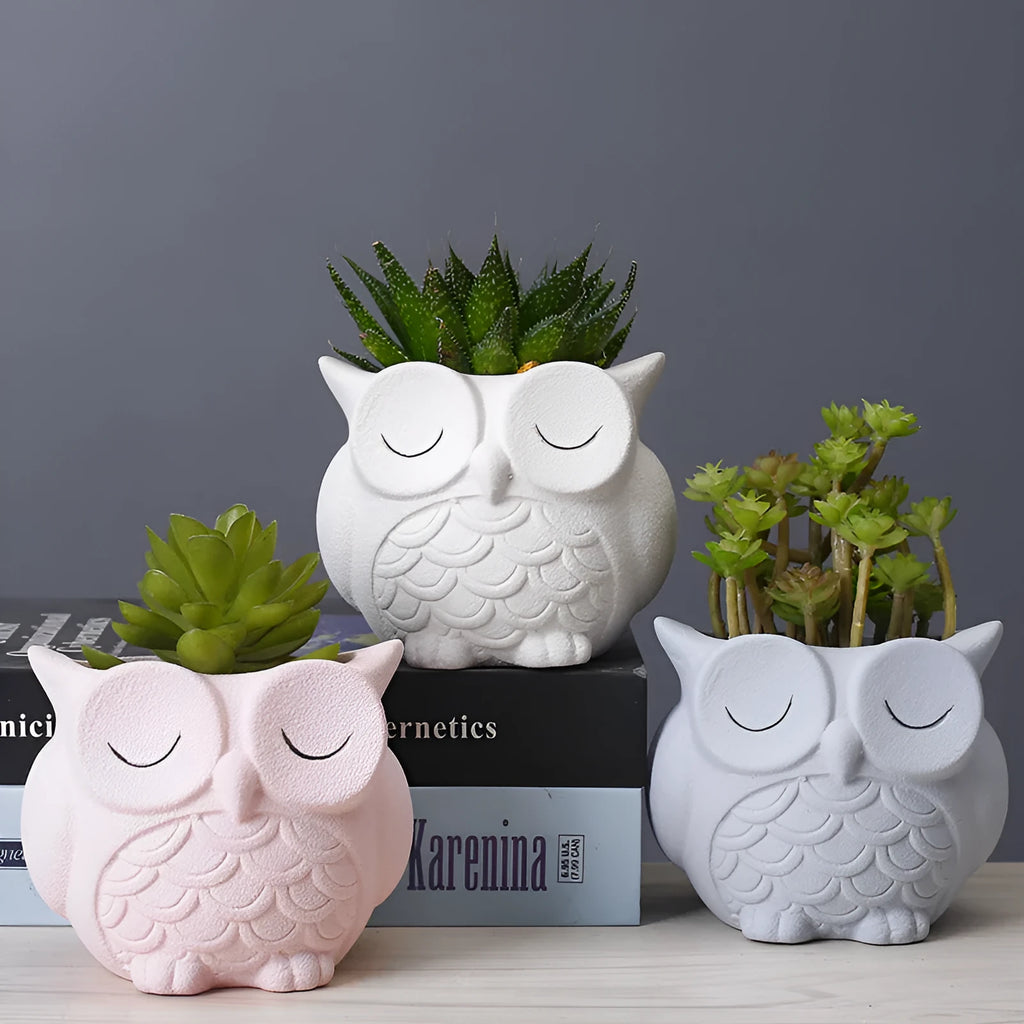 Handmade frosted ceramic owl pot for succulents in light pink, dimensions 11x9x9 cm.