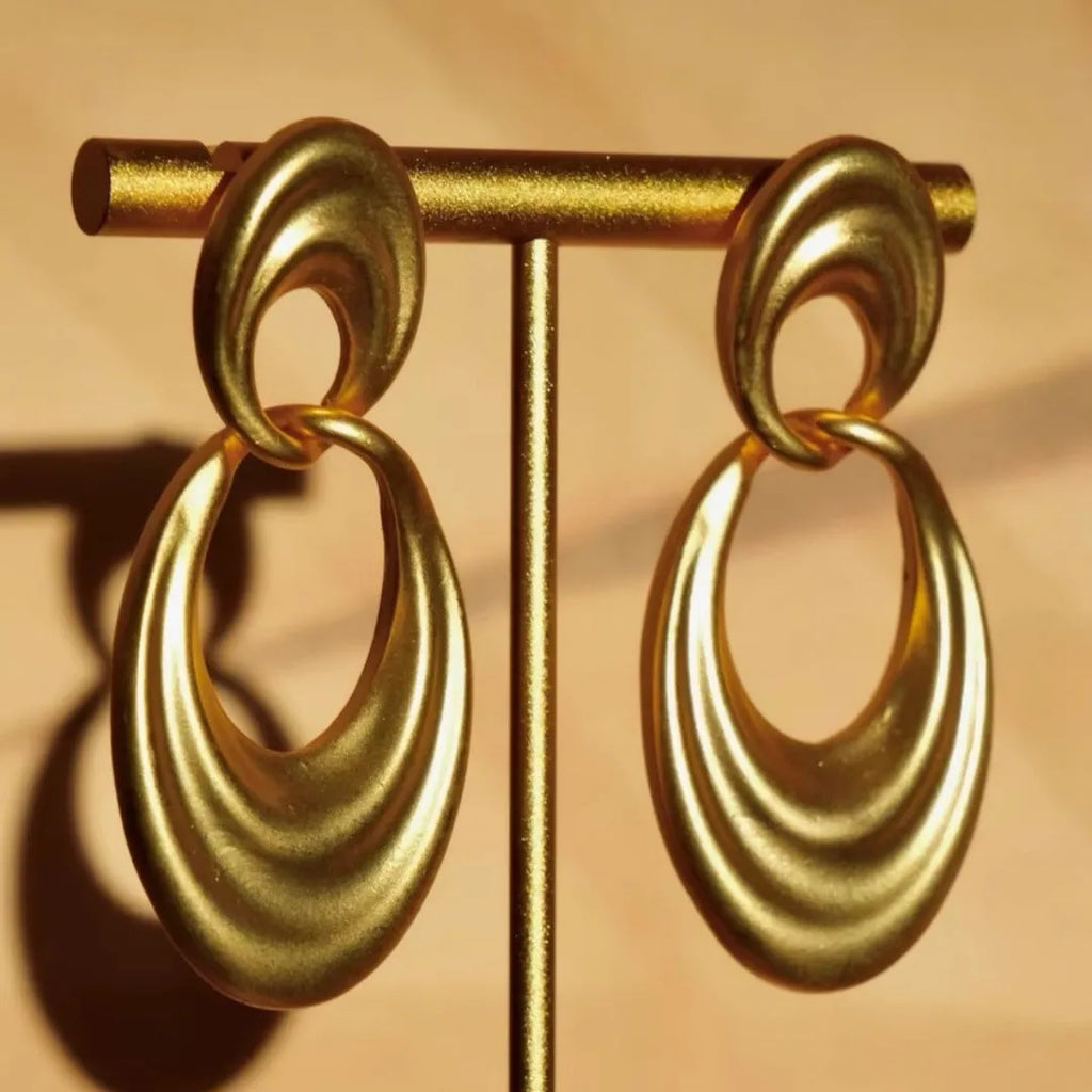 Copper double circle French retro earrings with U-shaped drop design in a plain gold quicksand finish.