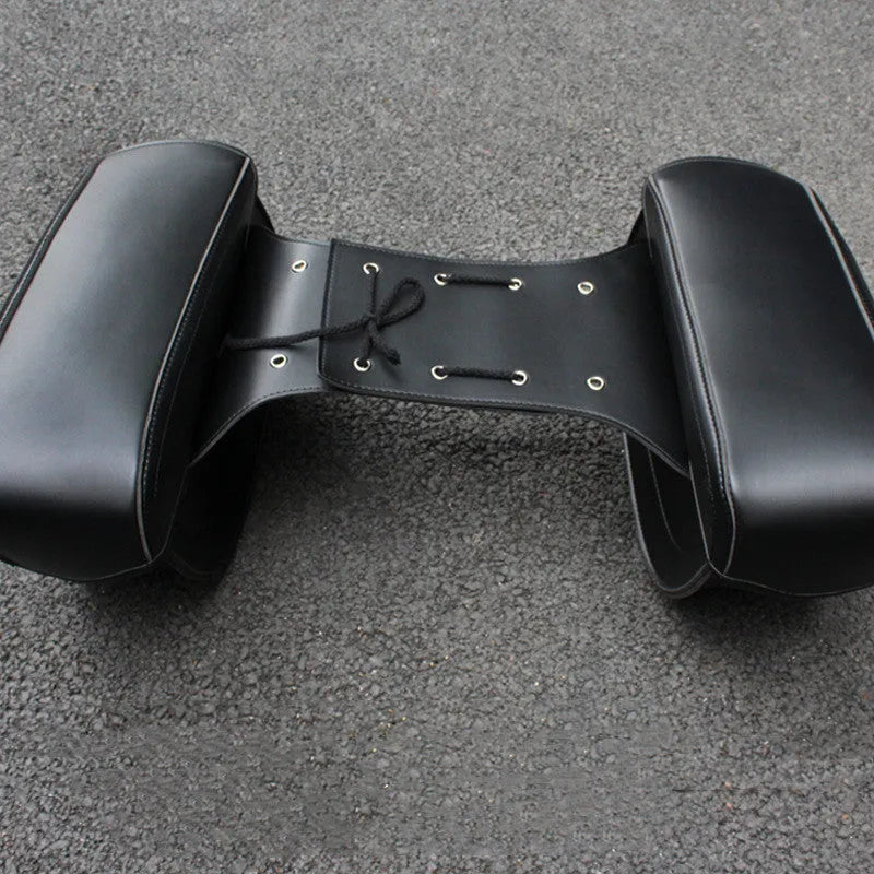Retro wind motorcycle saddle bag in PU leather measuring 42x15x30 cm in black colour