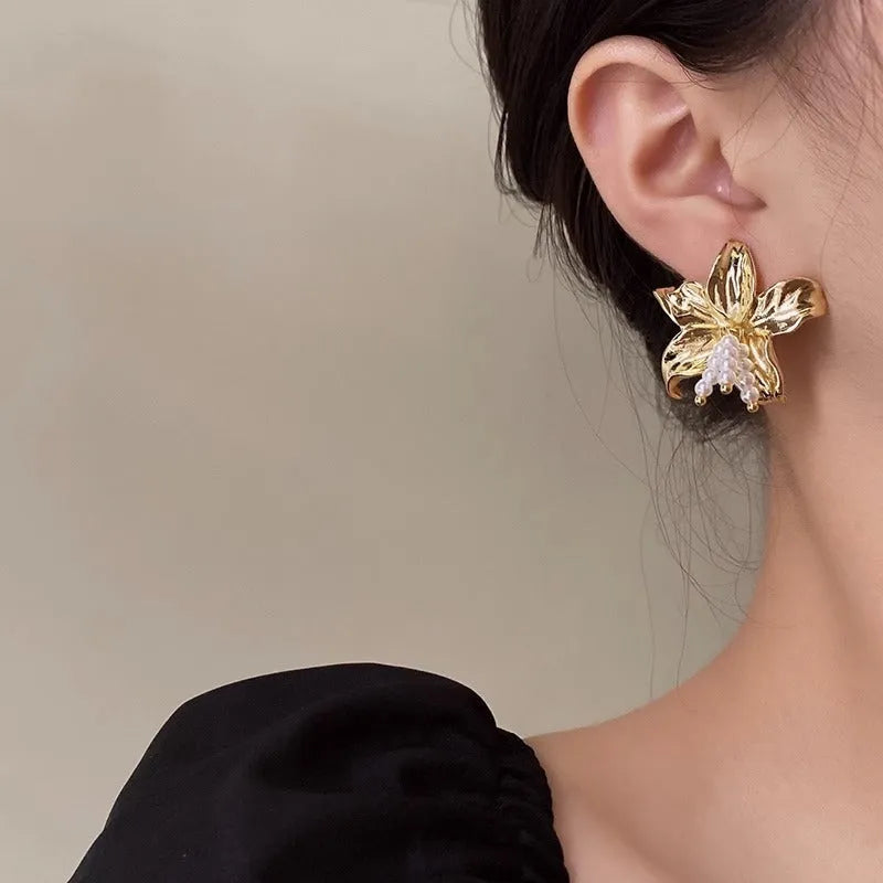 Gold H1795 metal earrings with exaggerated pearl flower design for women