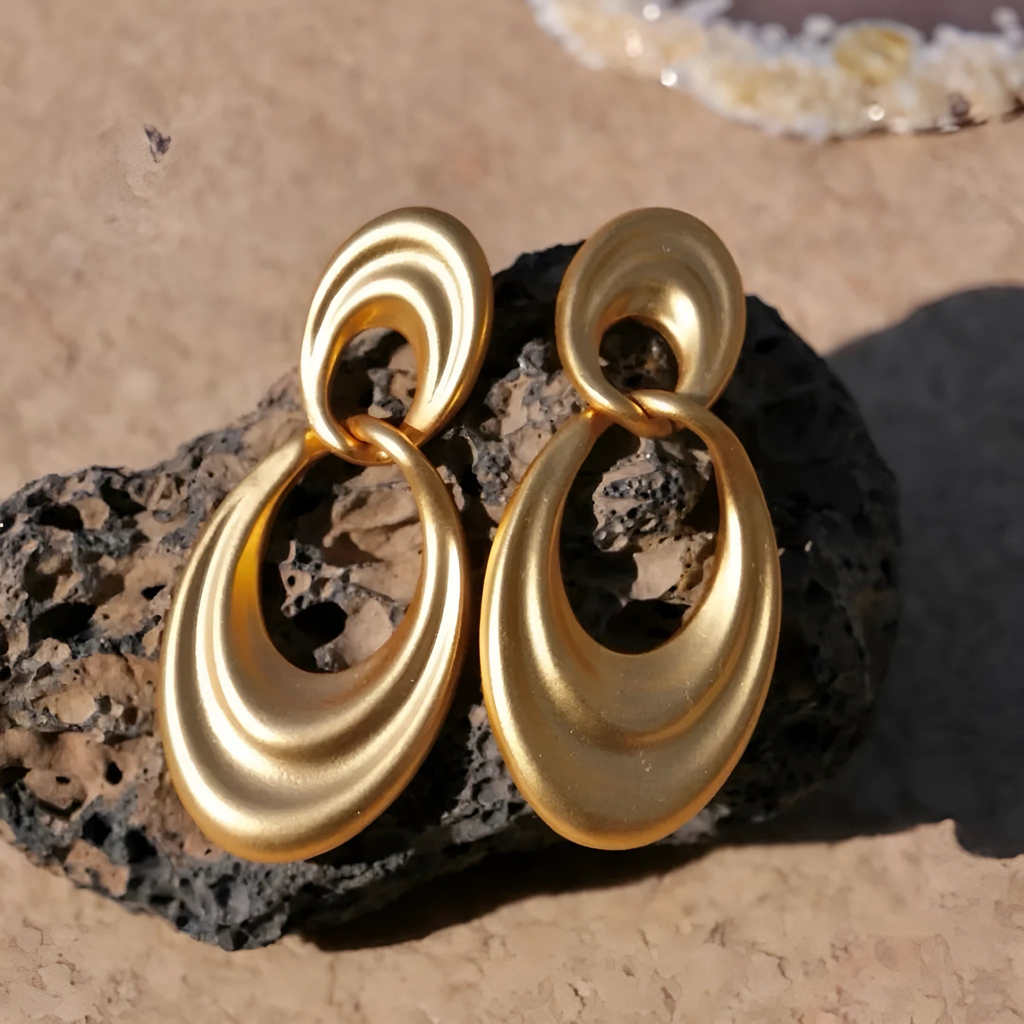 Copper double circle French retro earrings with U-shaped drop design in a plain gold quicksand finish.