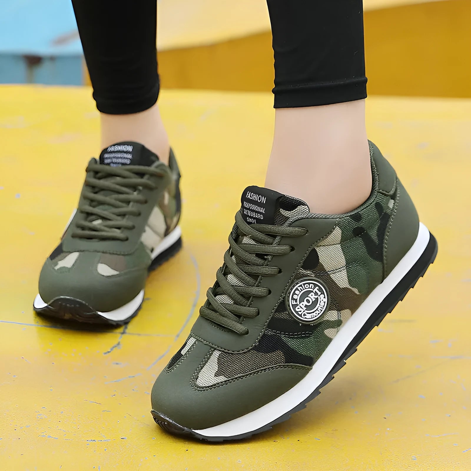 Camouflage pattern sports running shoes with suede upper and low-top design