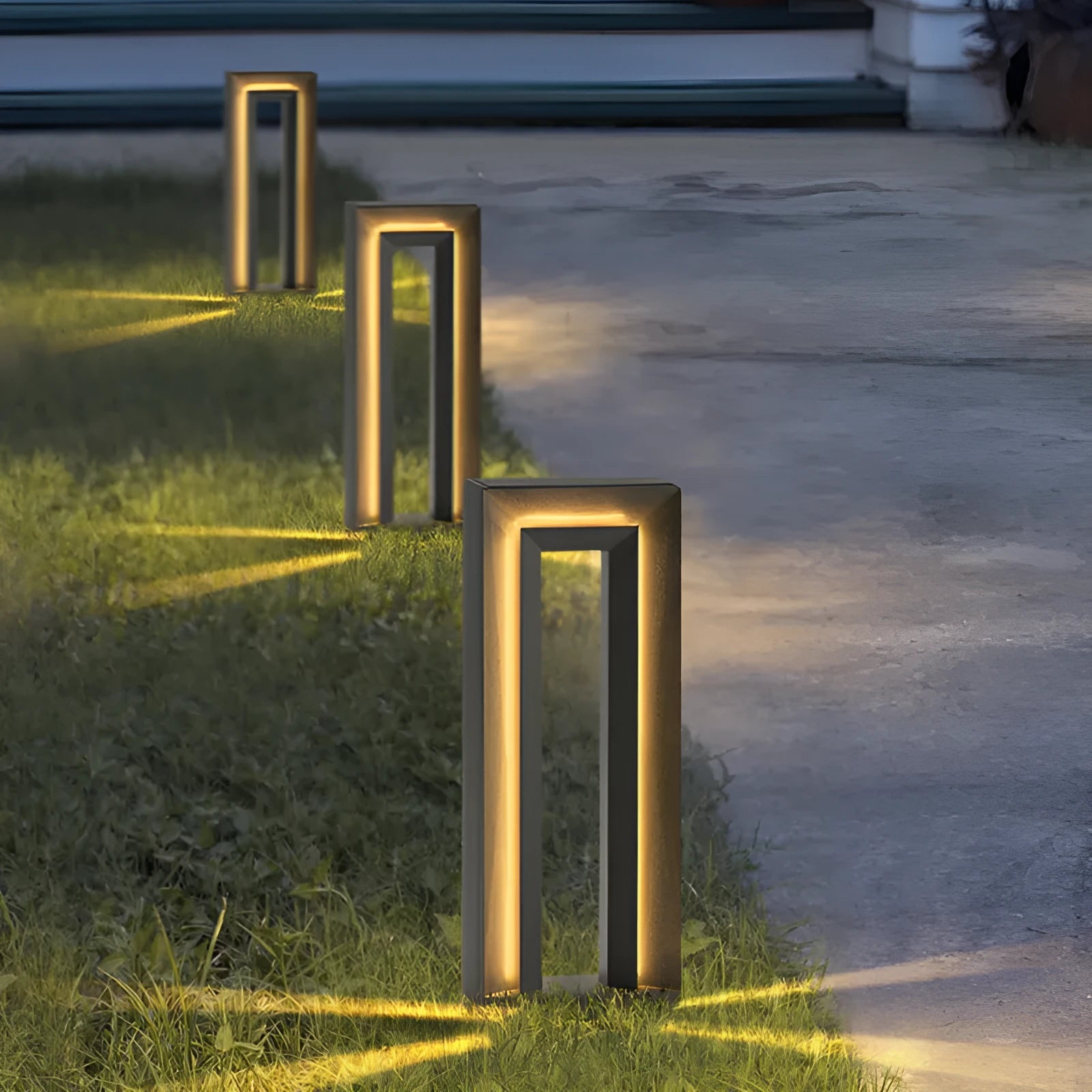 62cm tall solar courtyard lamp with geometric abstract design for outdoor garden lighting