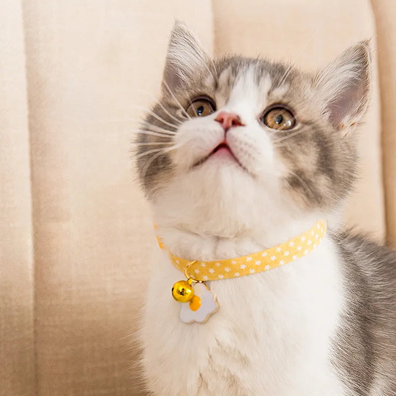 Adjustable cat collar with bell pendant and decorative bow tie in green, pink or yellow colours