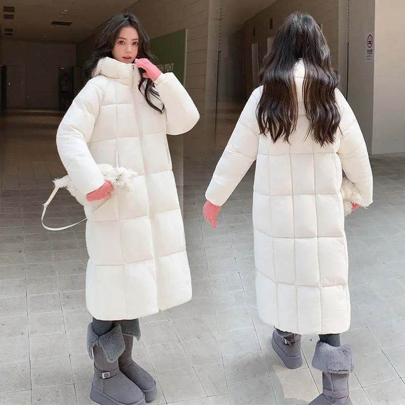 Thickened knee-length black puffer coat with long sleeves and quilted polyester padding